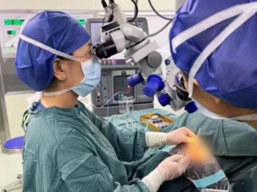 【国家区域医疗中心·名医在身边】一次手术，解决两大眼病——我院成功为高龄患者实施复杂眼病联合手术